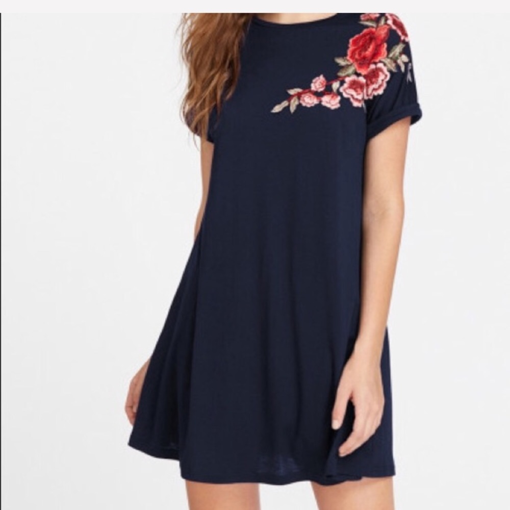 Dress with rose appliqué